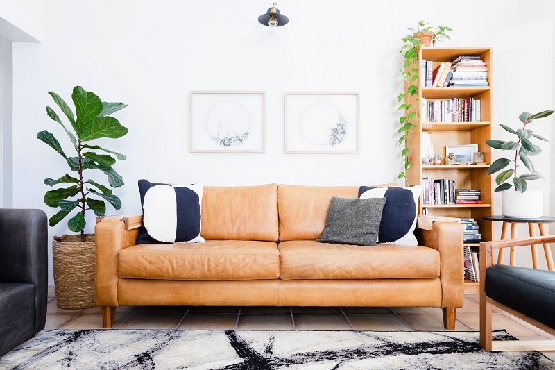 How to match a brown couch: unexpected contrasts